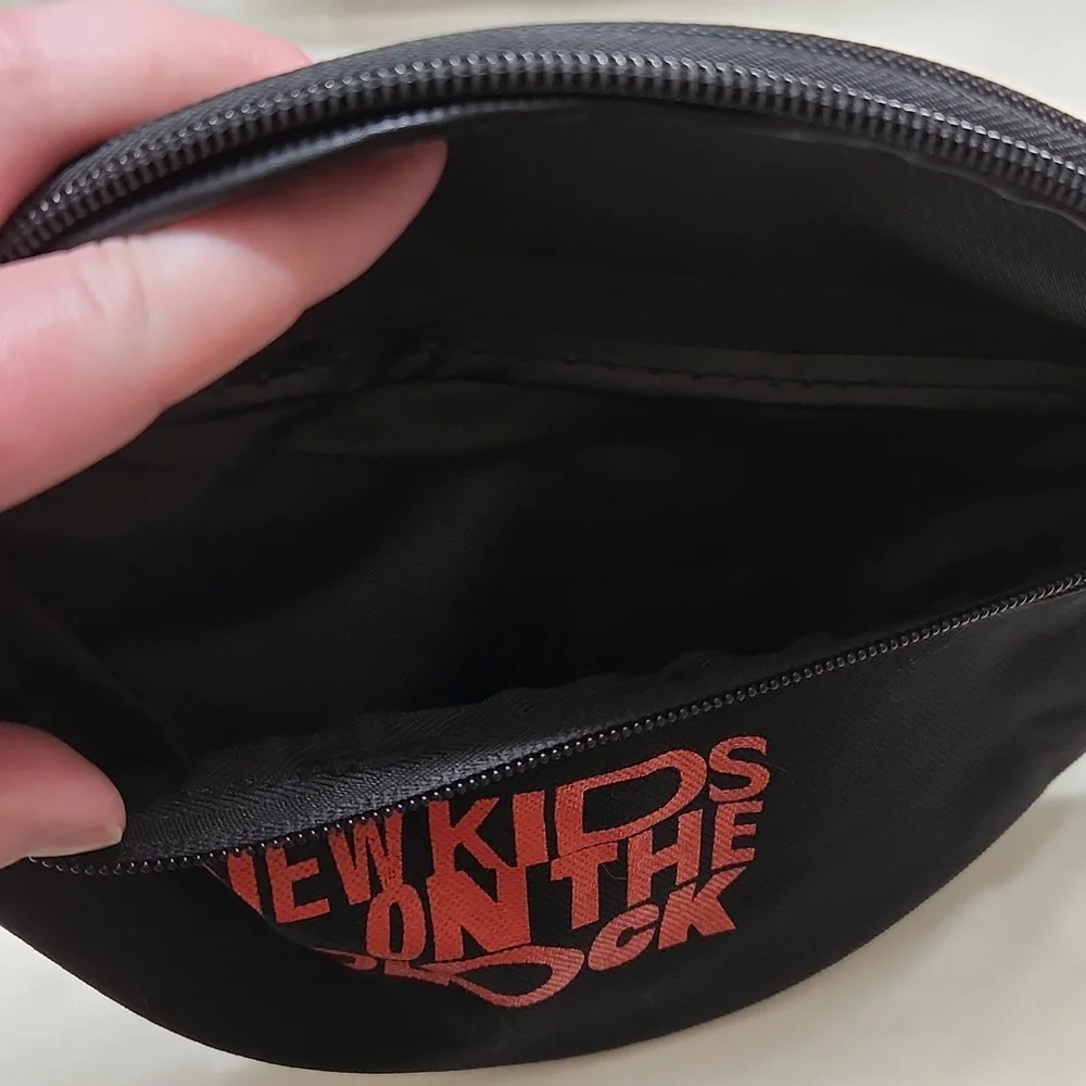 NWOT New Kids on the Block fanny pack - Picture 4 of 6